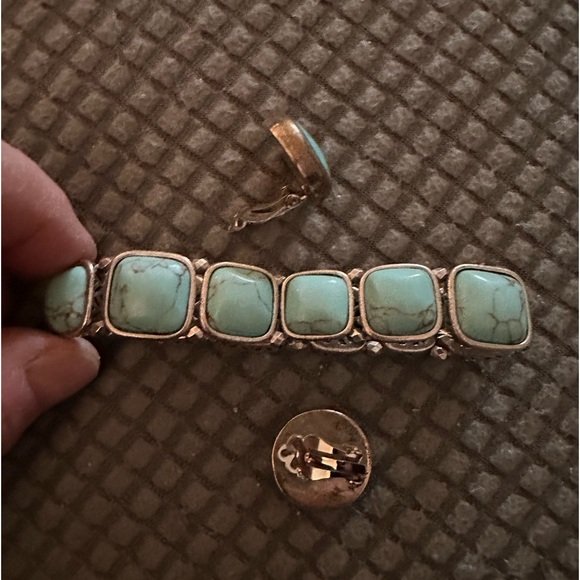Fossil Turquoise and Silvertone Elastic Bracelet and Silver Clip Earrings Set - Picture 6 of 7